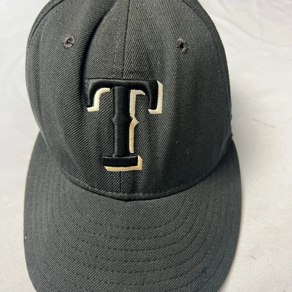 New Era Texas Rangers MLB Black on Black Fitted 59Fifty‎ Hat Cap Size 7 1/4